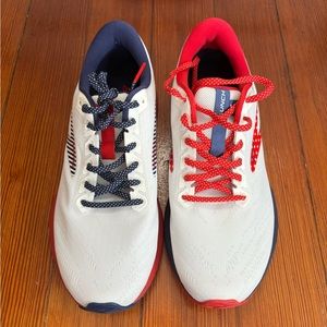 Brooks Womans Size 7.5 Patriotic Running Shoes 👟 Clean and literally worn once